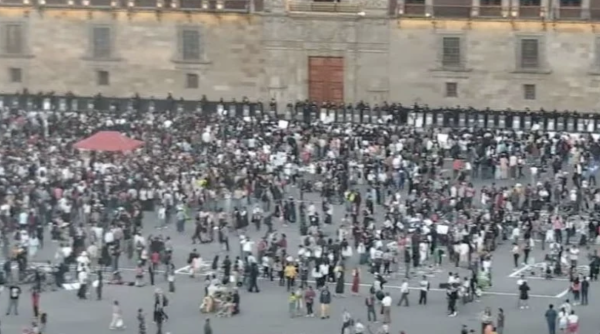 Manifestantes quitan vallas de Palacio Nacional y se enfrentan con policías; familias de desaparecidos se desmarcan