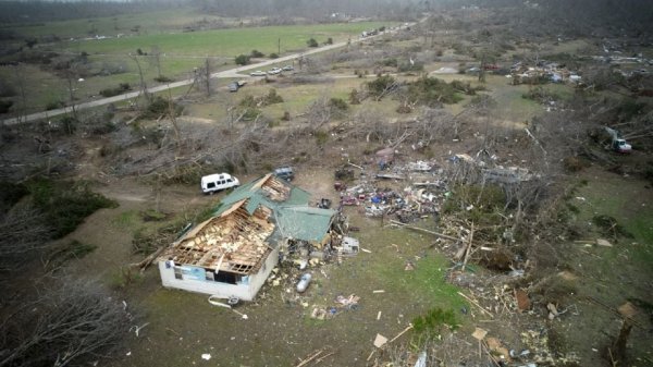 Tormenta mata al menos a 32 personas en Estados Unidos mientras tornados, vientos e incendios devastan hogares