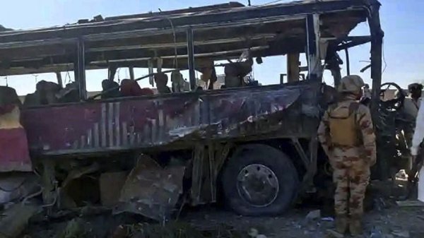 Al menos cinco policías mueren y otros 10 resultan heridos tras explosión de un coche bomba en Pakistán