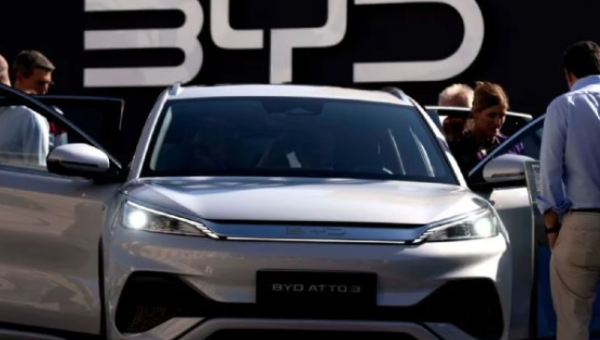 Automotriz china BYD presenta un cargador que promete ser casi tan rápido como poner gasolina