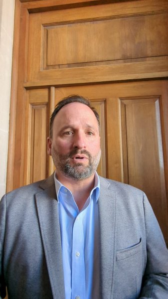Basta, no están en condiciones de amenazar; tienen que cumplir la ley: De la Peña a concesionarios de Juárez