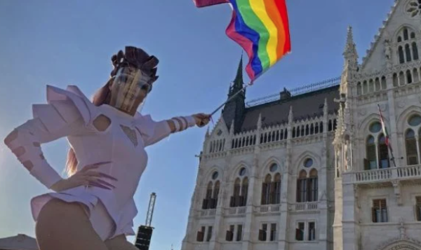 Parlamento de Hungría aprueba ley que prohíbe eventos de orgullo gay