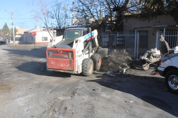 Brinda Gobierno Municipal apoyo en limpieza de vivienda siniestrada