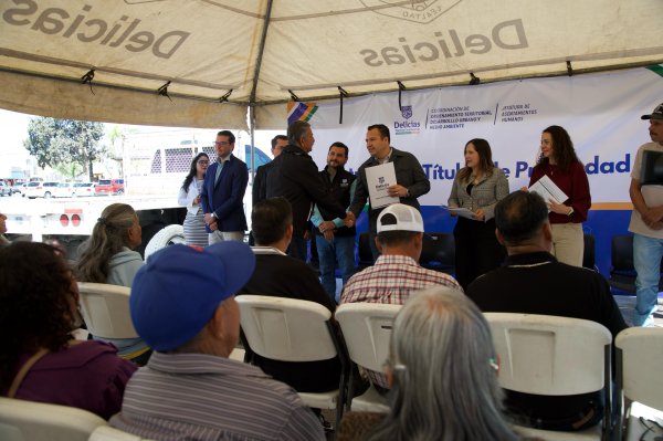 Entrega Jesús Valenciano Títulos de Propiedad a familias de Delicias
