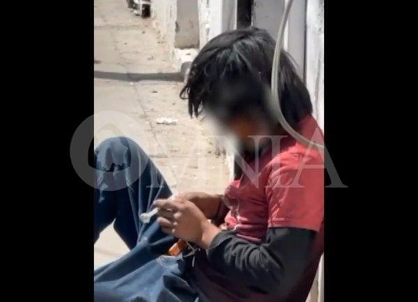 Circula en redes video de menor consumiendo cristal sentado en una banqueta en pleno centro de la ciudad frente a una cámara PECUU