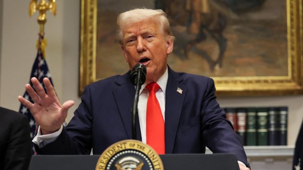 Juez amenaza con consecuencias si Trump viola fallo sobre deportación de migrantes