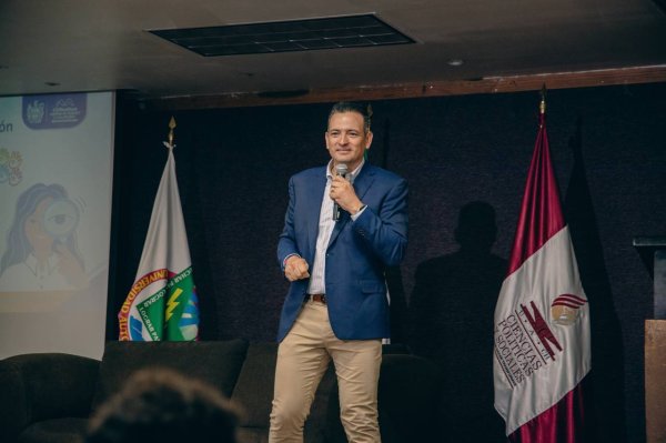 Exhorta alcalde Bonilla a universitarios de Juárez a informarse sobre las acciones de su gobierno