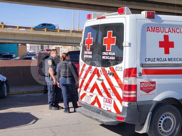 Movilización policíaca por crisis emocional de joven en puente peatonal