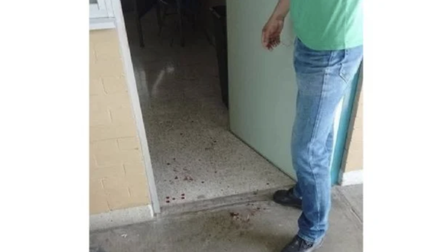 Alumno del CCH Naucalpan apuñala en el brazo y cuello a profesor