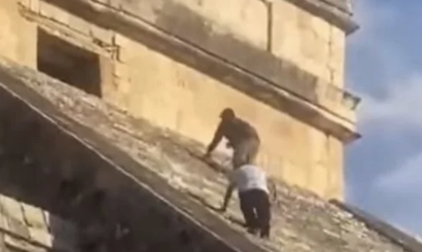 Turista alemán sube a pirámide de Chichén Itzá y visitantes lo golpean (Video)