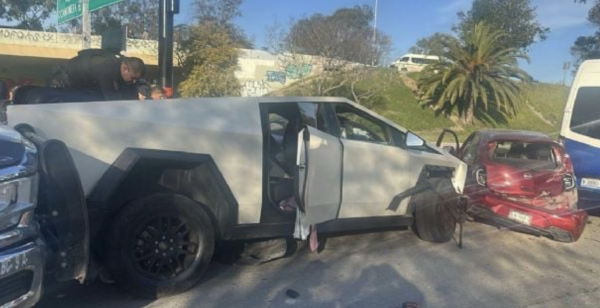 Un Cybertruck Tesla chocó contra siete vehículos en Tijuana; el conductor intentó darse a la fuga