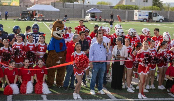 Inaugura Jesús Valenciano gradas del campo de fútbol americano de la Prepa 2030