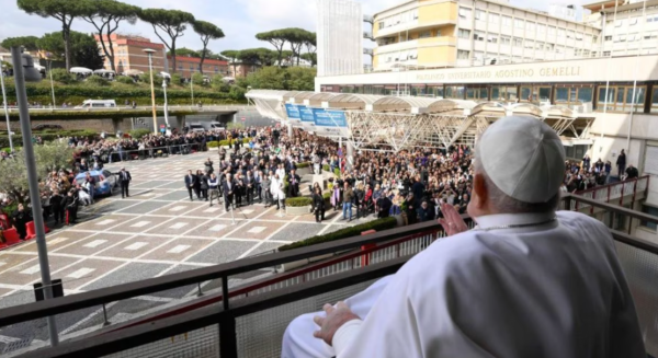 Así fue la primera aparición pública del papa Francisco tras hospitalización