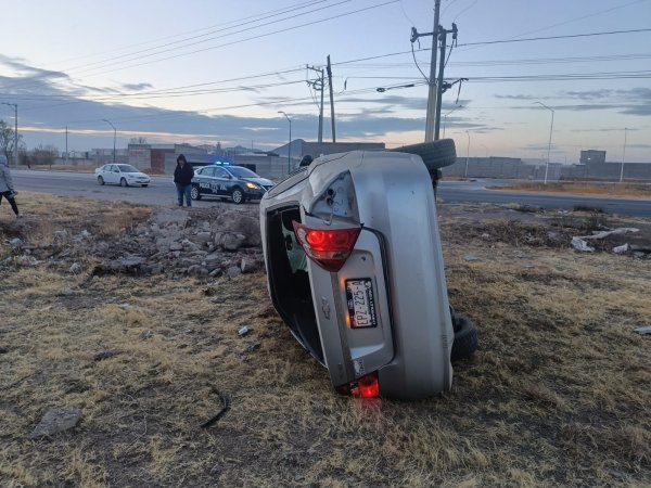 Conductora choca contra muro y vuelca