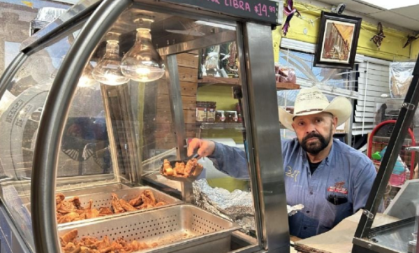 Visitas sorpresa de ICE a negocios de latinos espantan a trabajadores y compradores; comerciantes pierden el 50% de sus ingresos