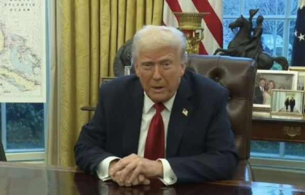 Trump impone aranceles de 25 por ciento a autos importados (Video)