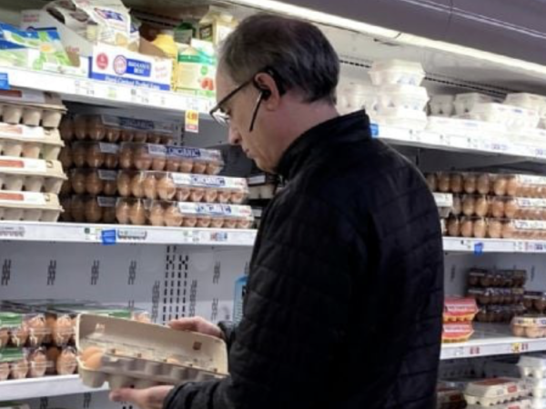 Confianza del consumidor en EU cae 7.2 puntos, su nivel más bajo en 4 años