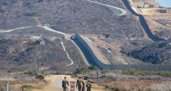 Gobierno de Trump ordena a dos agencias de satélites espía vigilar la frontera con México