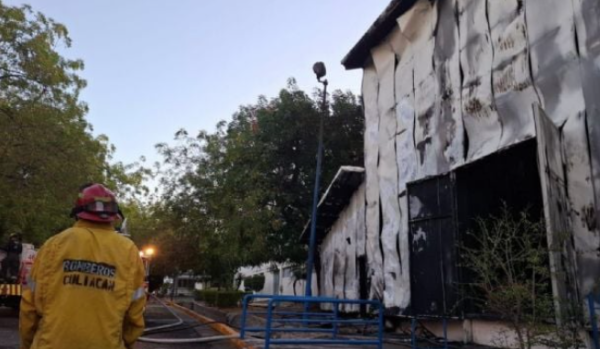 Incendio consume el Teatro Universitario de la Autónoma de Sinaloa