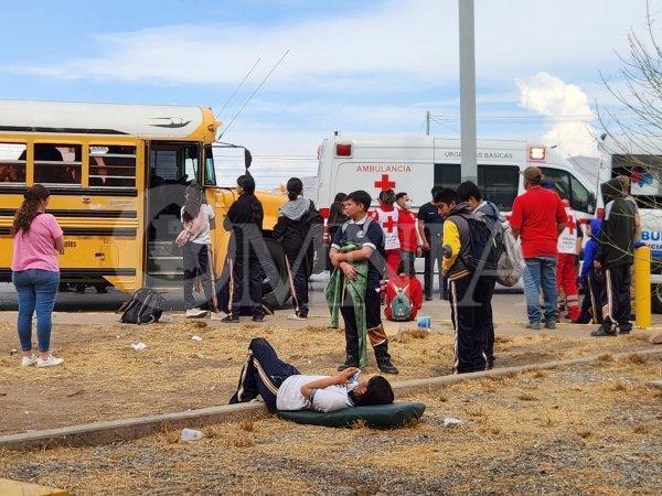 Brinca camión escolar en tope y deja 13 estudiantes lesionados