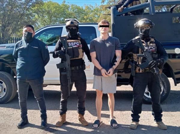 Detienen en Culiacán a hombre requerido en EUA por posesión de armas y asociación delictuosa