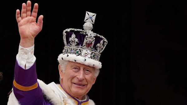 Hospitalizan temporalmente al rey Carlos tras efectos secundarios por tratamiento contra el cáncer