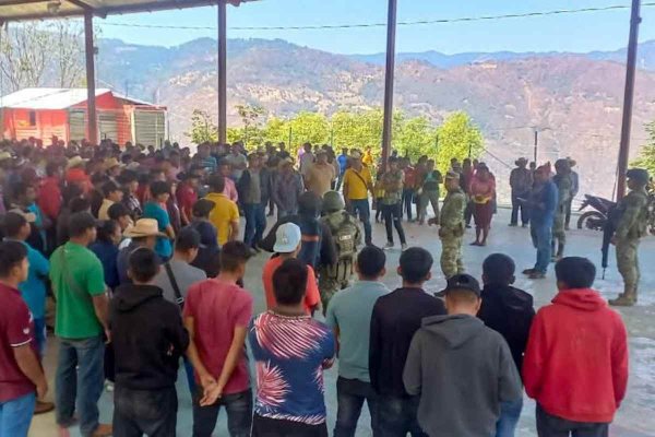 Habitantes de Heliodoro Castillo en Guerrero retienen a militares; exigen obras y servicios