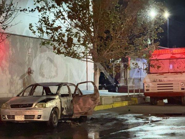 Incendio vehicular deja a un hombre con quemaduras