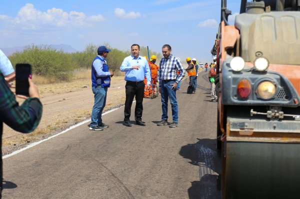 Supervisa Jesús Valenciano trabajos de pavimentación en carretera Delicias-Naica