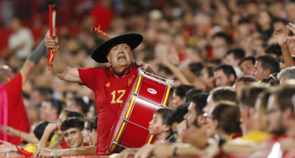 Manolo 'El del bombo', fiel aficionado que siguió a la selección de España en 10 Mundiales, muere a los 76 años