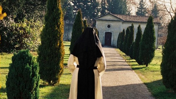 Monjas huyen de un convento tras la muerte del papa y denuncian clima 