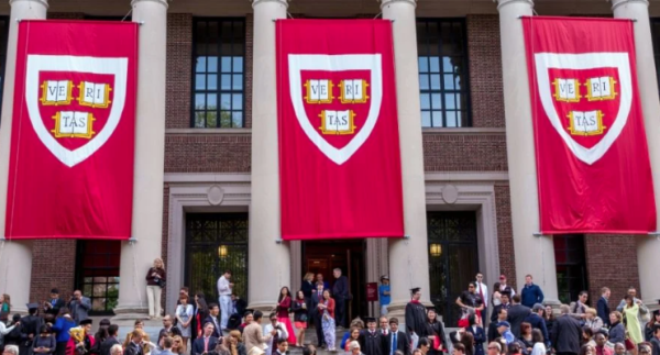 Siguen ataques contra universidades: Trump anuncia que quitará a Harvard de su exención de impuestos