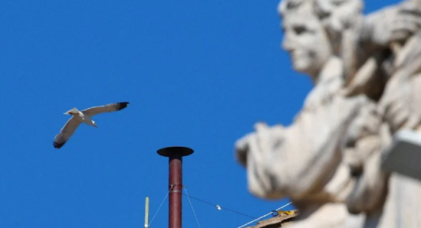 Vaticano coloca chimenea en la Capilla Sixtina que anunciará con humo blanco cuando haya un nuevo papa