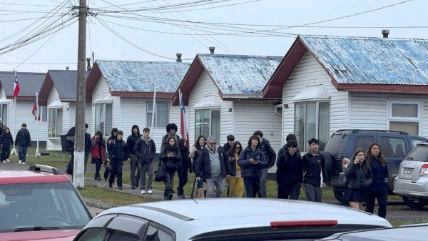 Rebajan previsión de tsunami en Chile pero prohíben acercarse al borde costero