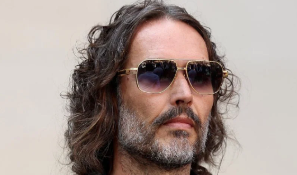 Conceden libertad condicional a Russell Brand hasta su próxima audiencia; es acusado de múltiples agresiones sexuales ocurridas entre 1999 y 2005