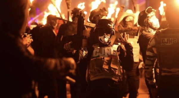 Hombres se vistieron como integrantes del CJNG durante carnaval de Tuzamapan, Veracruz