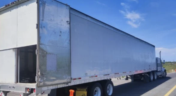 Dan 15 años de prisión a dos polleros que transportaron 139 migrantes en un tráiler