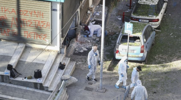 Mujer muere en Grecia al explotarle una bomba que transportaba; pretendía colocarla al exterior de un banco