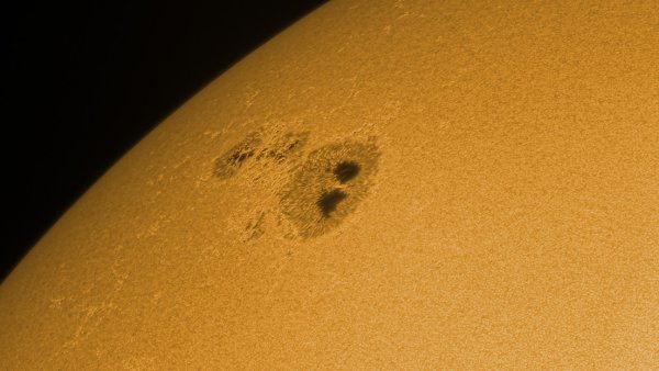 Una enorme mancha con 'ojos' aparece en el Sol