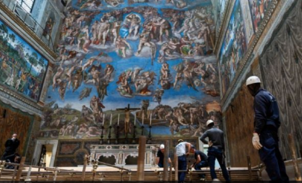 Trabajadores del Vaticano instalan la estufa y chimenea para el cónclave (video)
