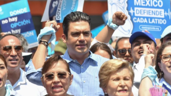 Jorge Romero, líder nacional del PAN, asiste a la marcha 