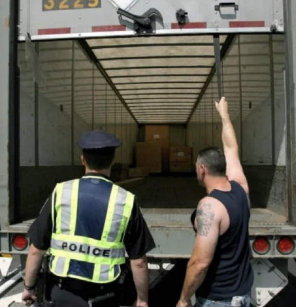 Detienen a 14 migrantes al norte de Nueva York mientras iban a bordo de un autobús de la compañía para la que trabajan