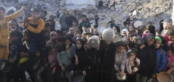 Gente desesperada en Gaza lucha por conseguir alimentos mientras Israel bloquea la ayuda