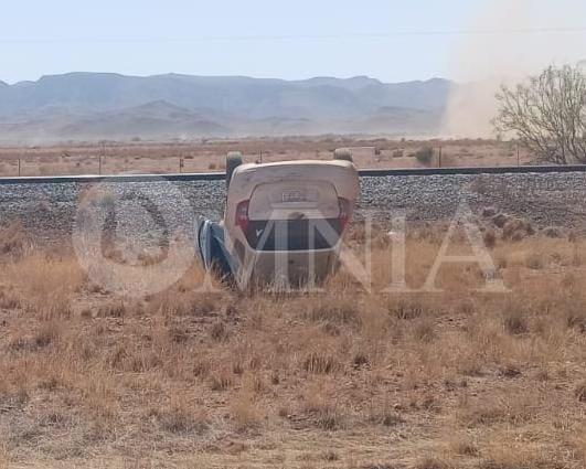 Reportan volcadura y varios autos varados por los múltiples baches en la carretera Juárez