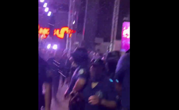 Policías rocían gas pimienta a asistentes a concierto de 
