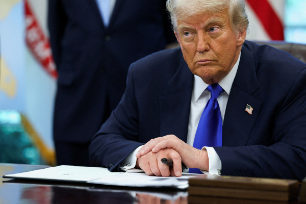 Donald Trump firma decreto para restringir investigaciones 