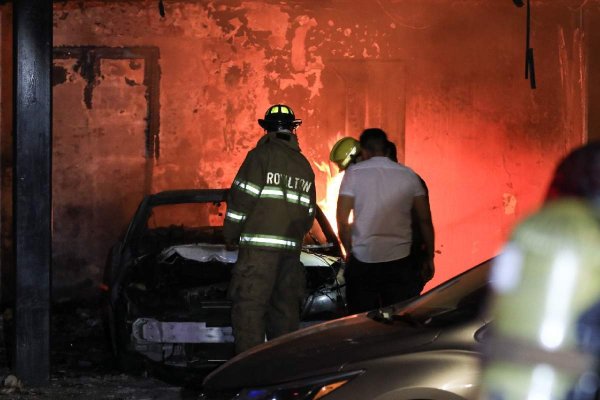 Estalla coche en Zacatecas y causa incendio en restaurantes; fue intencional pero no hubo explosivos: fiscalía