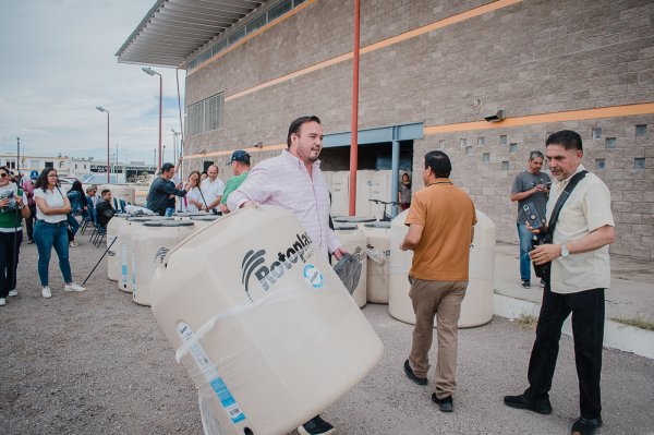 Entrega Jorge Aldana tinacos a más de 70 familias, programa ha logrado importante ahorro