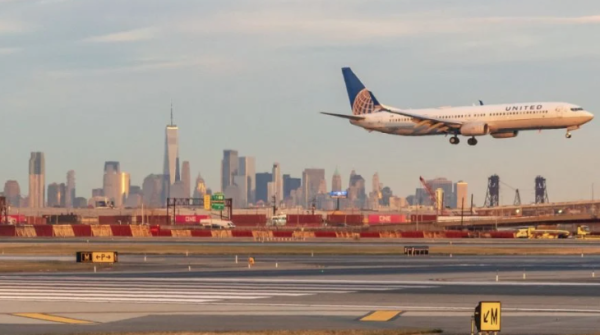 Cancelan 100 vuelos en el aeropuerto de Newark luego de falla en los controladores aéreos