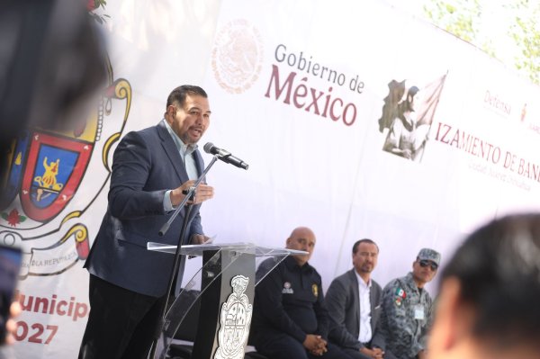 Encabeza Cruz  Pérez Cuéllar izamiento de la bandera en el CBTIS 270